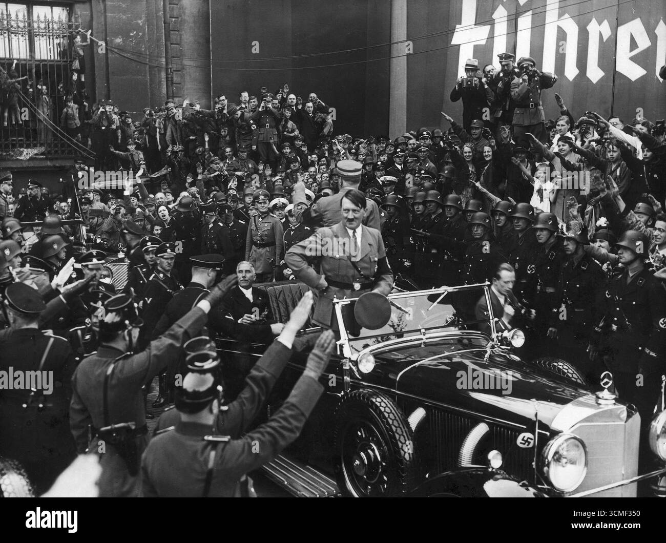 Le Führer, Adolf Hitler dans une voiture Mercedes ouverte, arrivant aux célébrations du 1er mai à Berlin, 1934 Banque D'Images