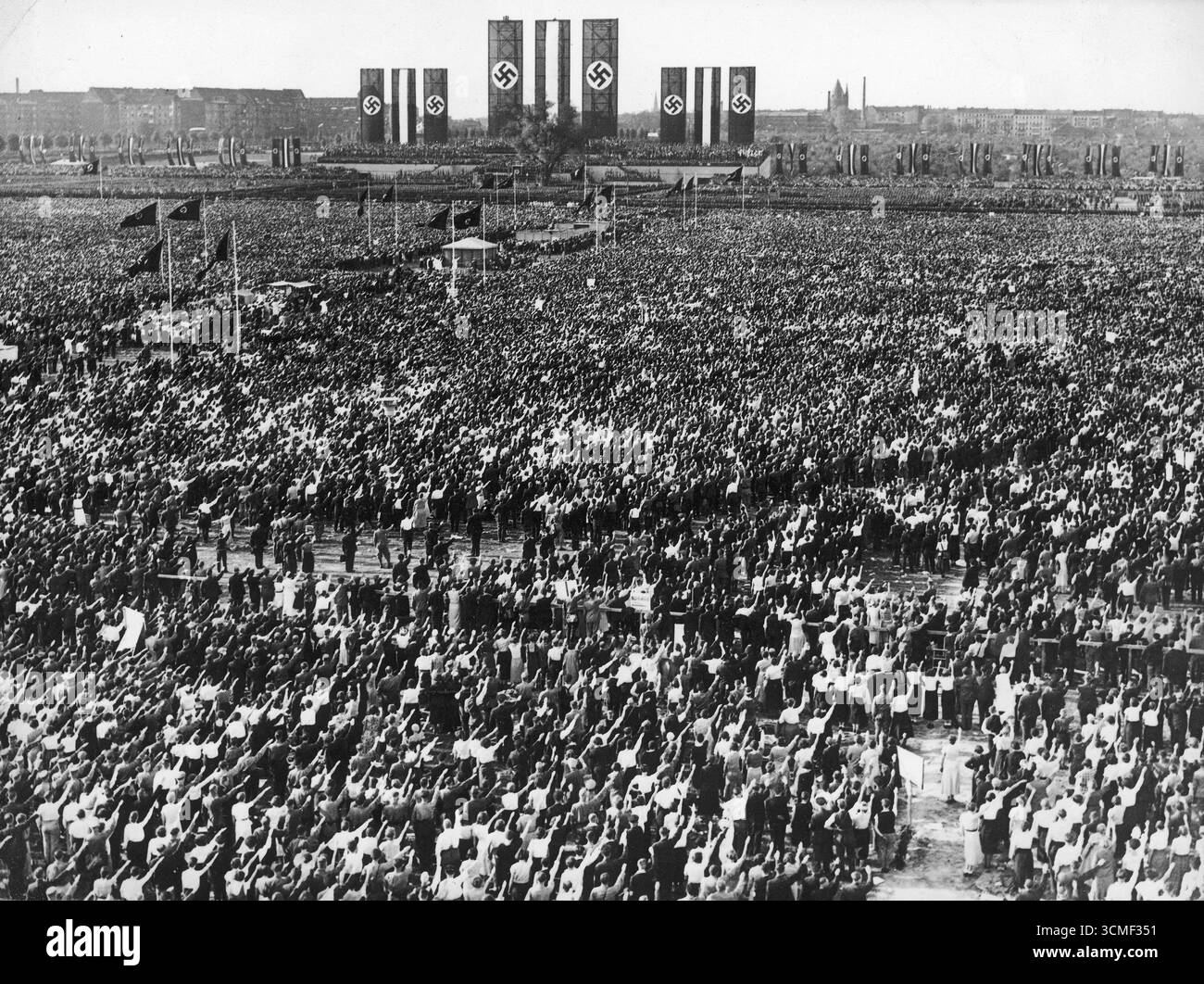 Une foule très nombreuse s’est réunie lors des célébrations du 1er mai à Berlin, en 1934 Banque D'Images