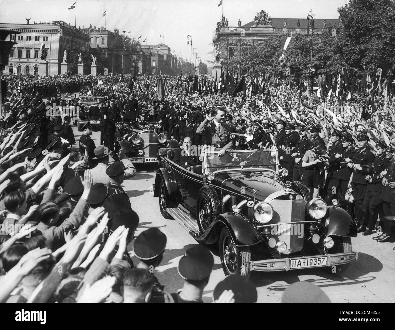 Le dirigeant nazi Adolf Hitler dans une voiture, arrivant aux célébrations du 1er mai à Berlin, 1934 Banque D'Images