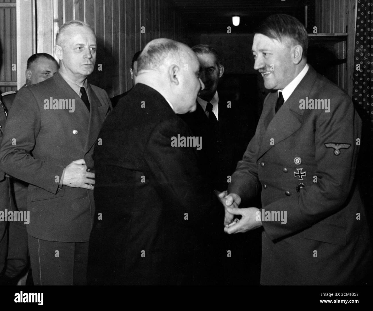 Adolf Hitler (à droite) salue le premier ministre bulgare Dobri Bozhilov (à gauche). Le ministre bulgare des Affaires étrangères Dimitr Shishmanov est au centre. De gauche à droite, le général Wilhelm Keitel et le ministre Joachim Ribbentrop, 1934 Banque D'Images