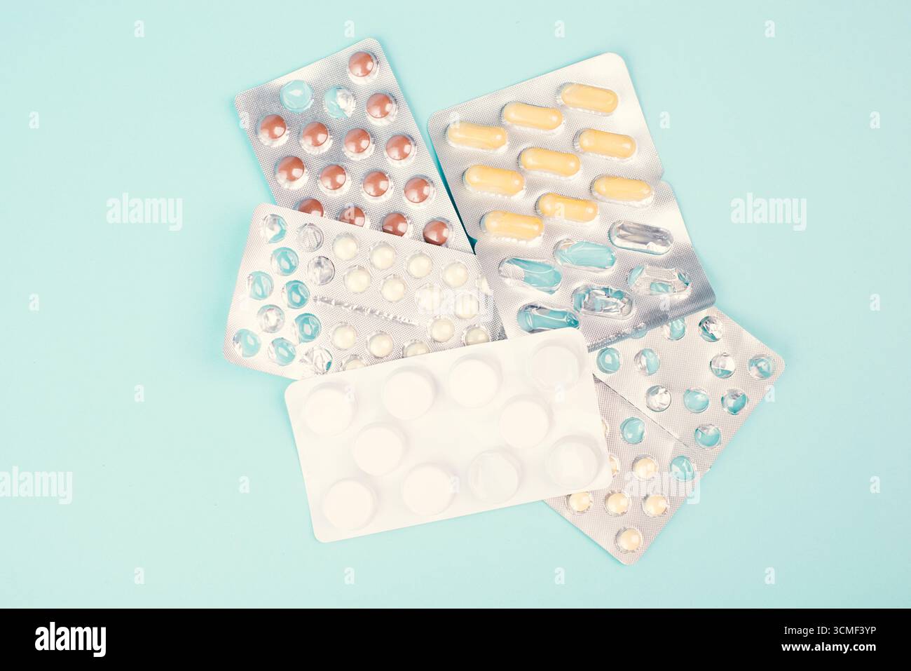 Médicament pilule, dépendance aux suppléments et surdosage, prescription de médicaments, comprimés de pharmacie, soins de santé et traitement, prise de vitamines Banque D'Images