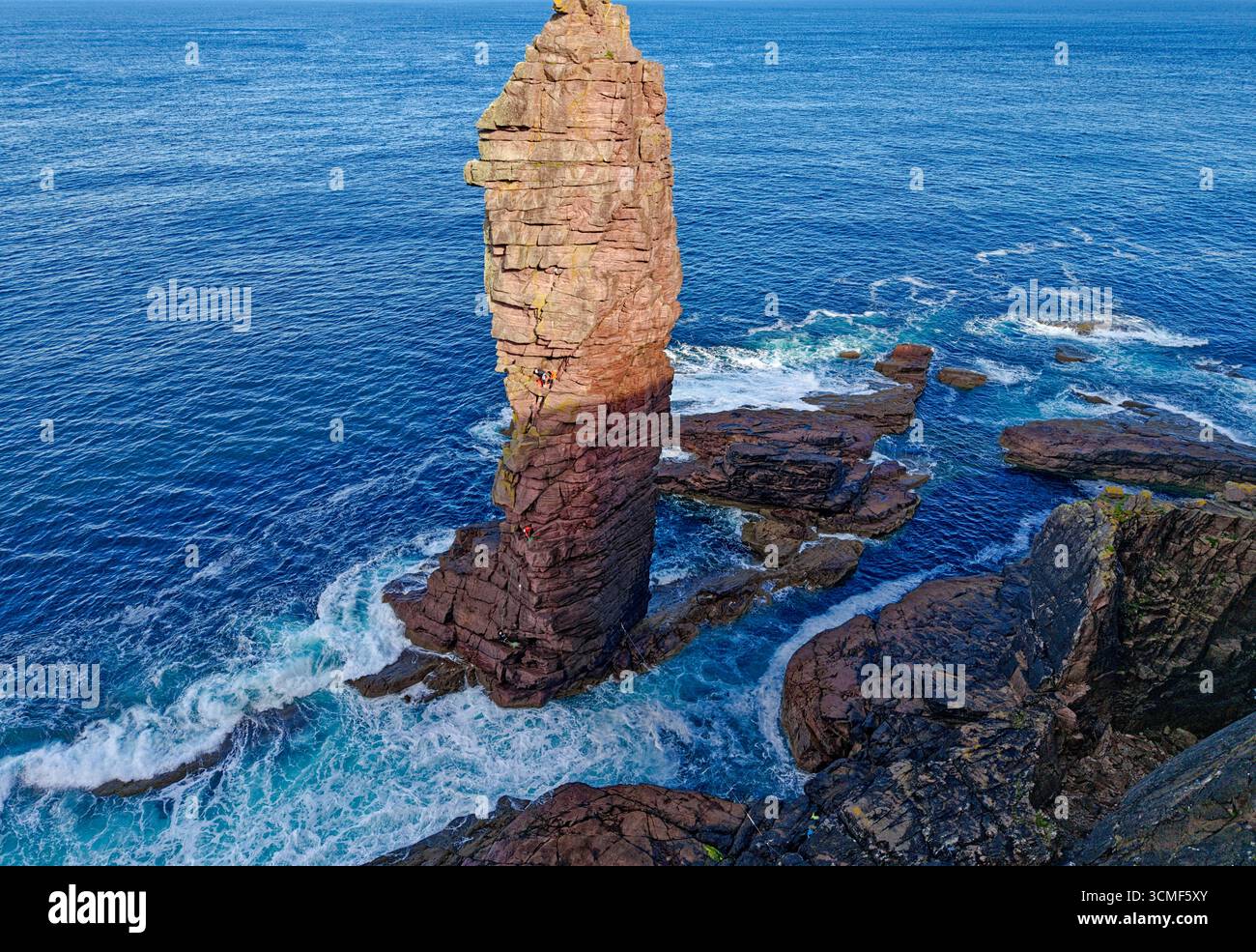 Vieil homme de Stoer dans Sutherland Écosse 200 pieds ou 60 mètres pile de grès torridonien avec soleil matinal surf sauvage et rochers Banque D'Images