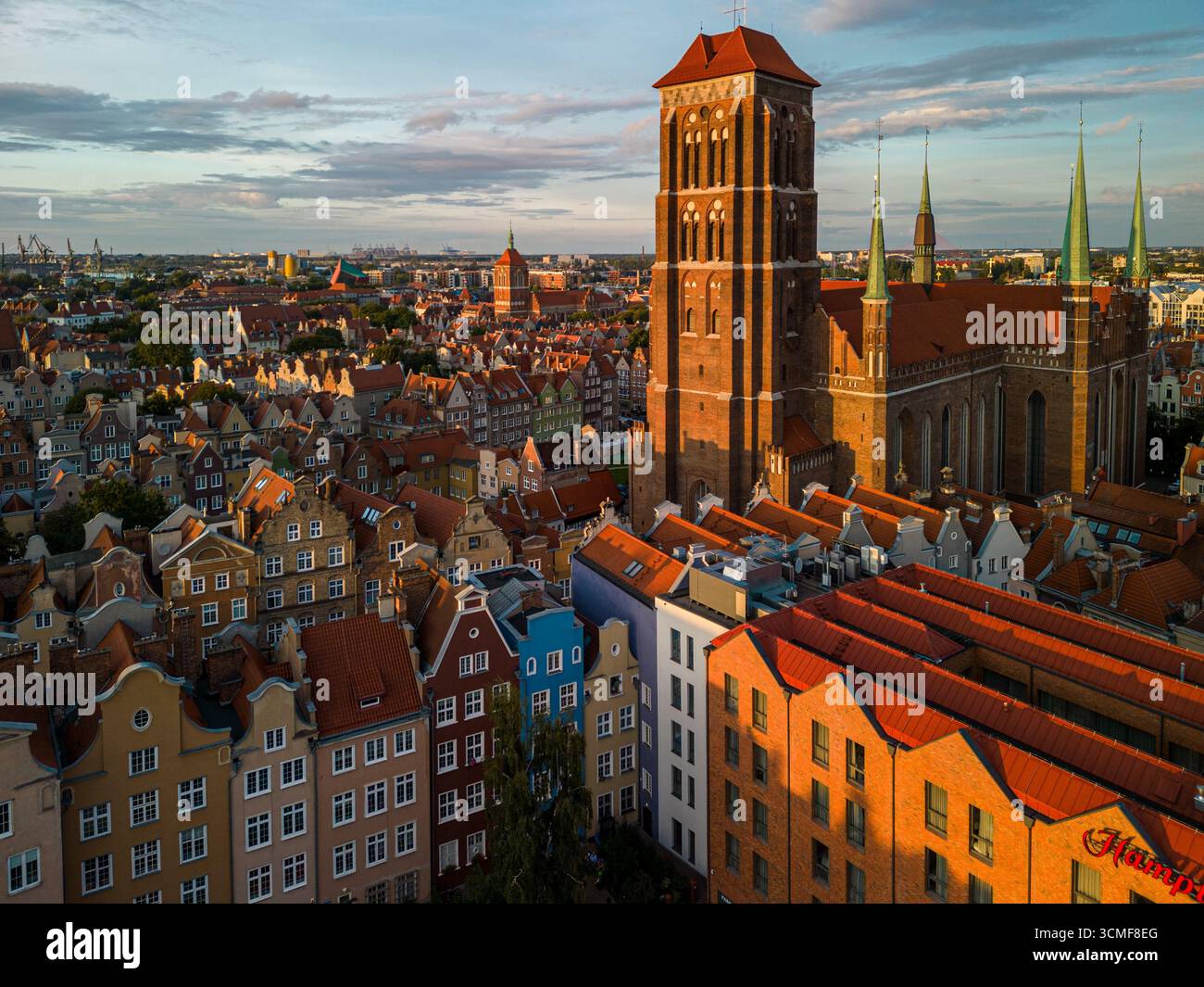 Drone aérien tour basilique de Gdynia et toits colorés de la vieille ville, heure dorée, paysage grand angle, parfait pour la brochure de voyage et destin Banque D'Images
