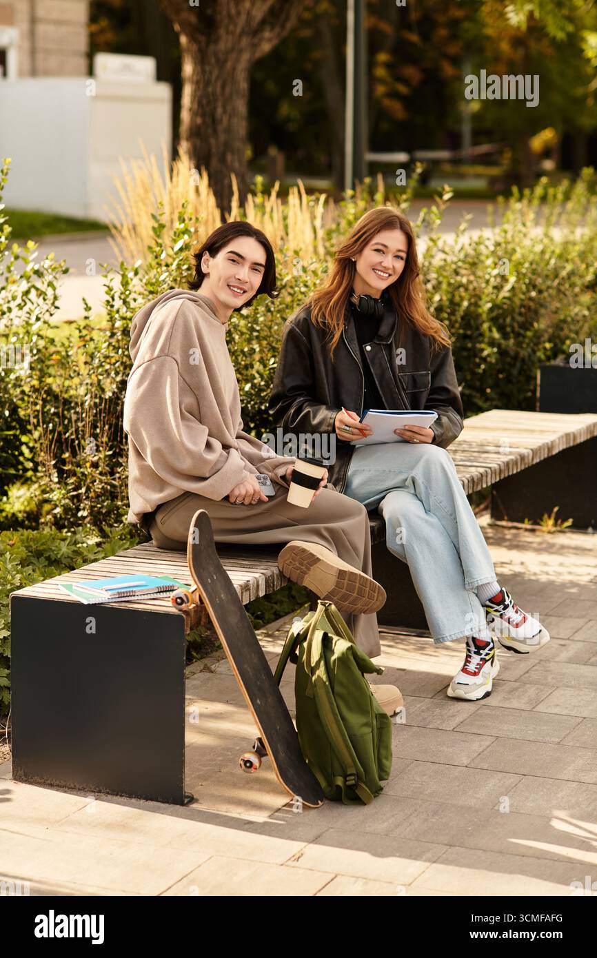 Un jeune couple aime la compagnie de l'autre assis sur un banc entouré de verdure. Banque D'Images
