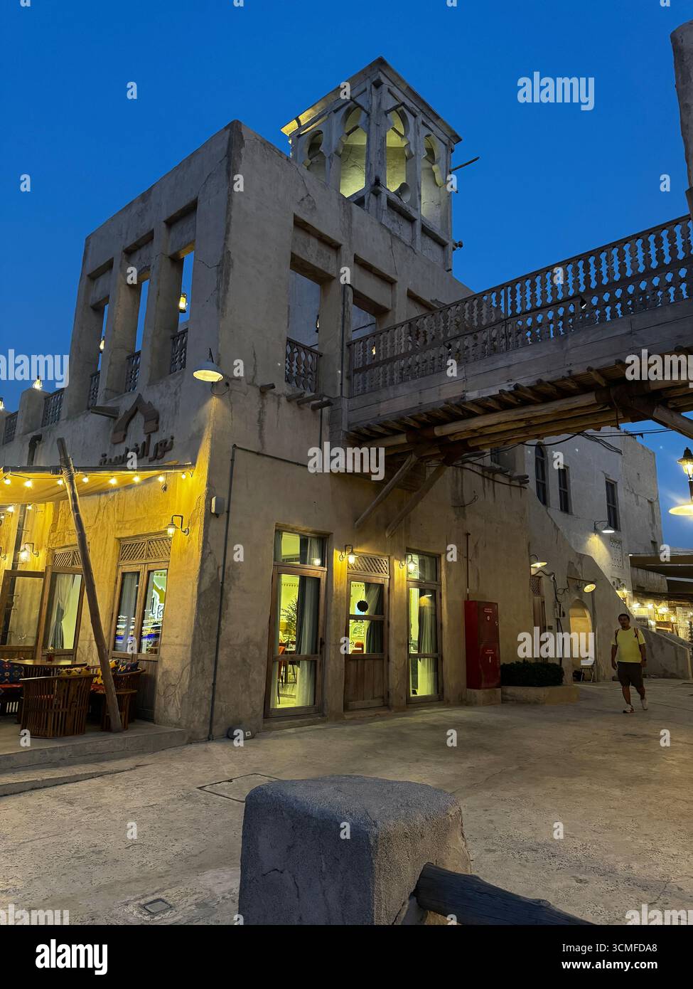 Cadre architectural chaleureux mettant en valeur le design traditionnel du bâtiment lors d'une soirée entourée d'un éclairage d'ambiance et de détails subtils. Banque D'Images