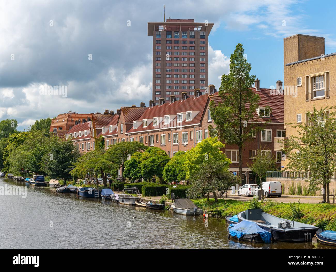 Vue sur le quartier de Rivierenbuurt et Amstelkanaal à Amsterdam-zuid Banque D'Images