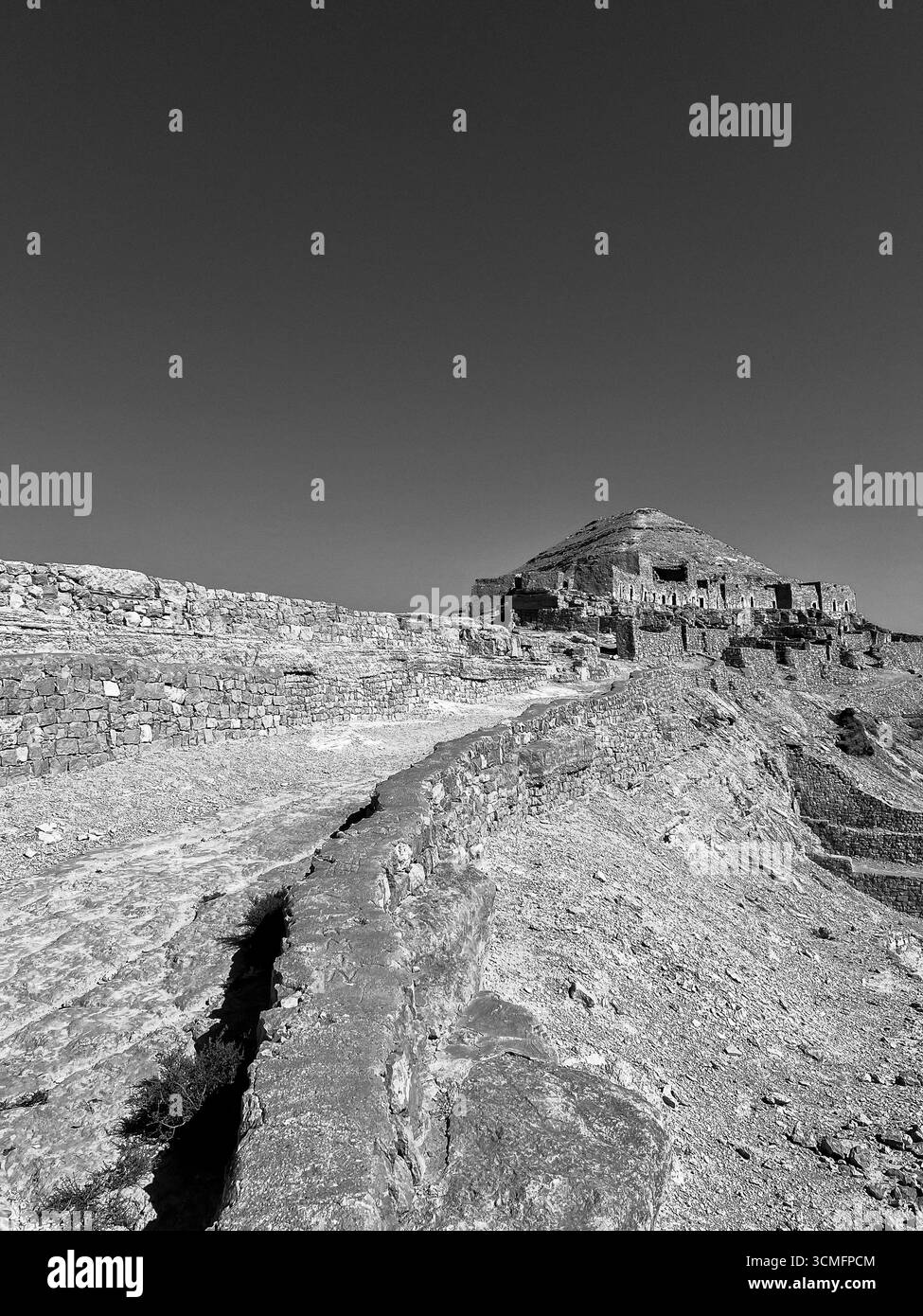 Découverte du village troglodyte de Qirmisah à Tataouine, Tunisie, présentant une architecture unique et un paysage désertique Banque D'Images