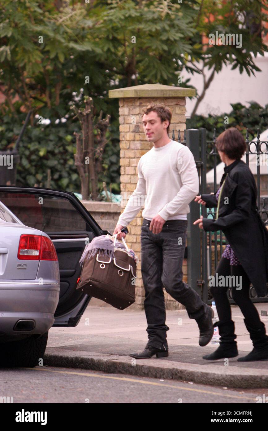 Jude Law et Sadie Frost devant la maison de Sadie à Londres - 11 février 2006 Banque D'Images