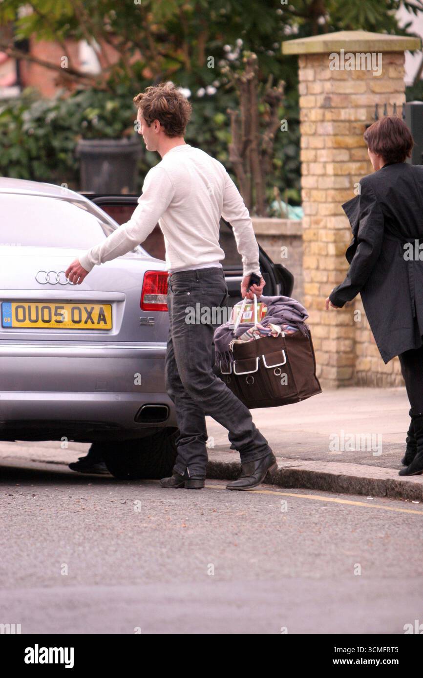 Jude Law et Sadie Frost devant la maison de Sadie à Londres - 11 février 2006 Banque D'Images