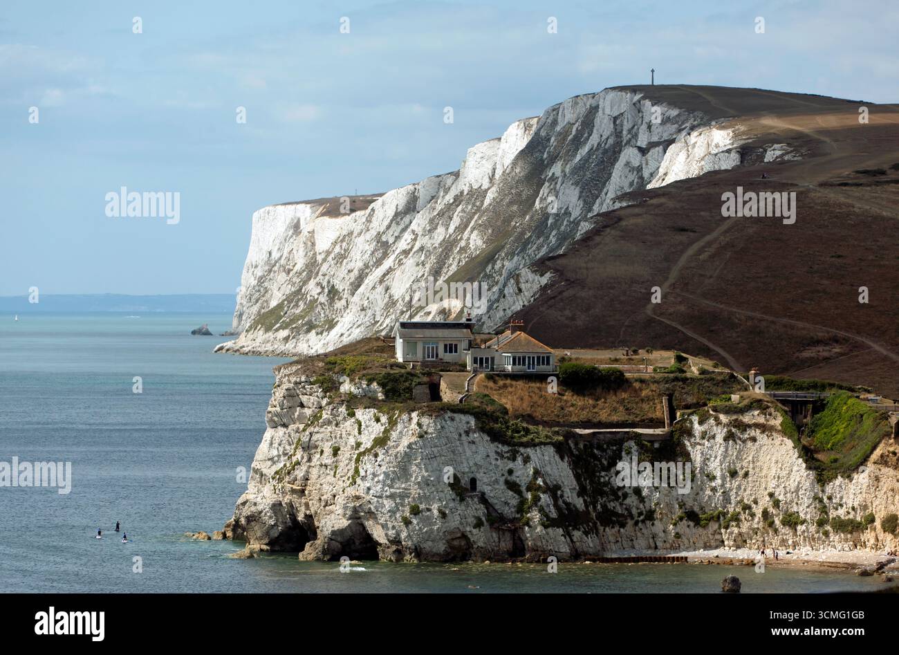 Téléobjectif vue en direction de Freshwater Bay et Highdown Cliffs, sur l'île de White, Royaume-Uni Banque D'Images