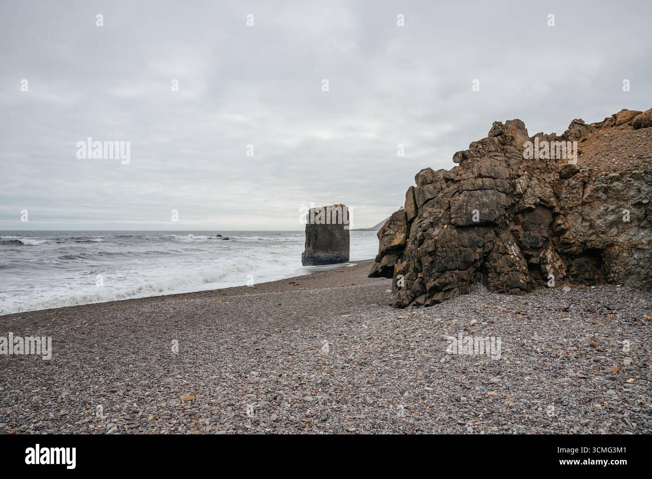 Côte de laekjavik plage avec de grosses pierres à l'océan atlantique sur l'islande Banque D'Images