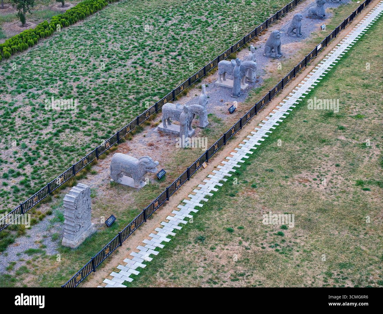 Photographie aérienne du parc du site culturel de Yonghouling du mausolée impérial de la dynastie des Song du Nord dans la ville de Gongyi Banque D'Images