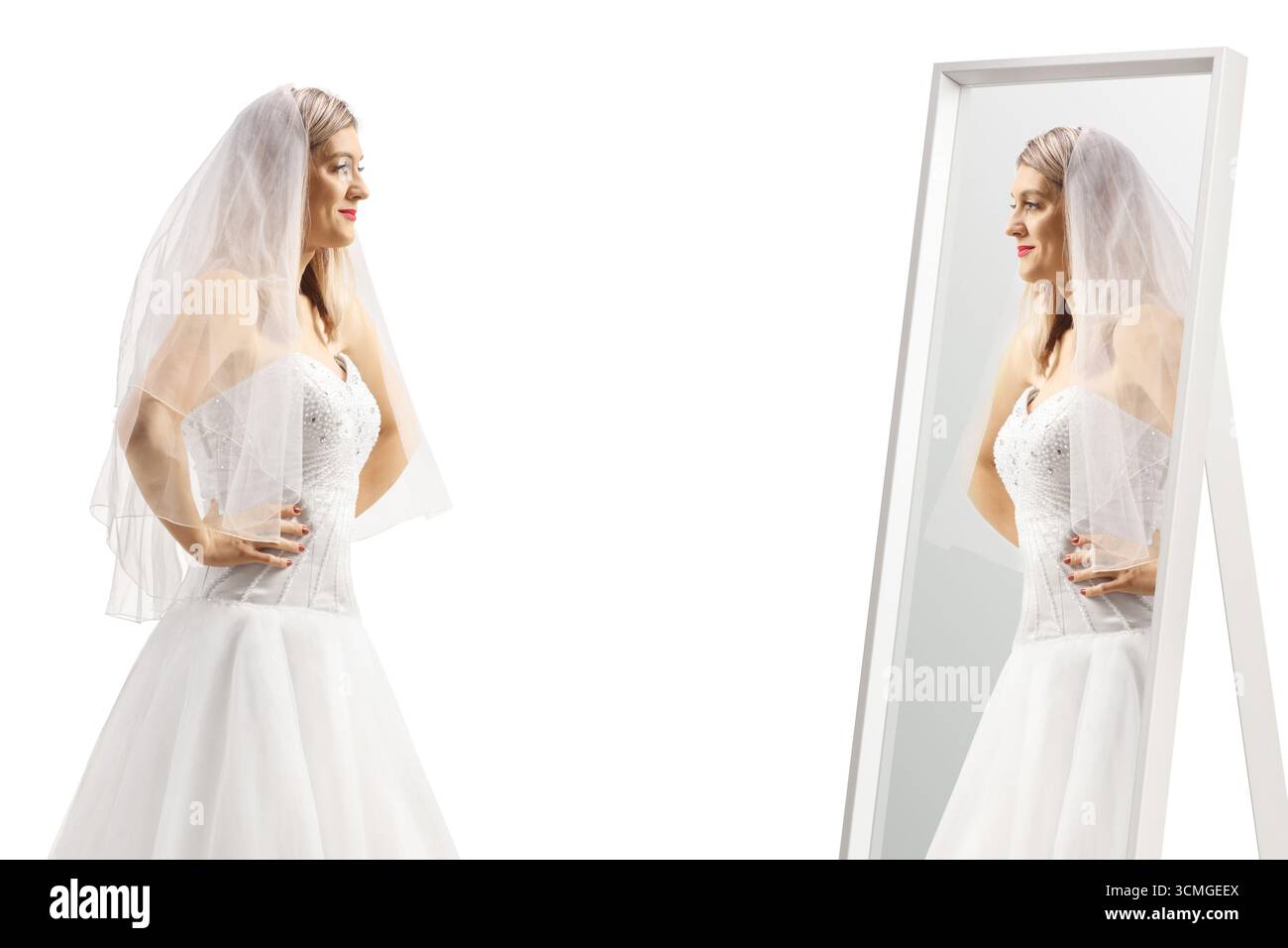 Mariée debout devant un miroir isolé sur fond blanc Banque D'Images