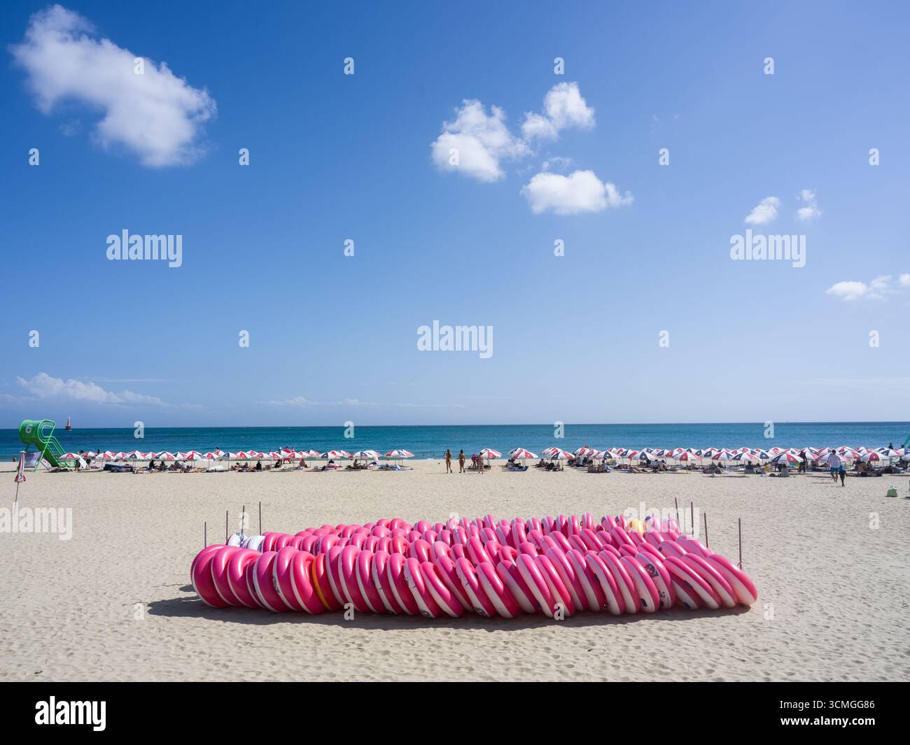 Haeundae Beach est une destination touristique à Busan, en Corée du Sud, connue pour ses 1,5 km de sable blanc, ses eaux peu profondes et son atmosphère vibrante Banque D'Images