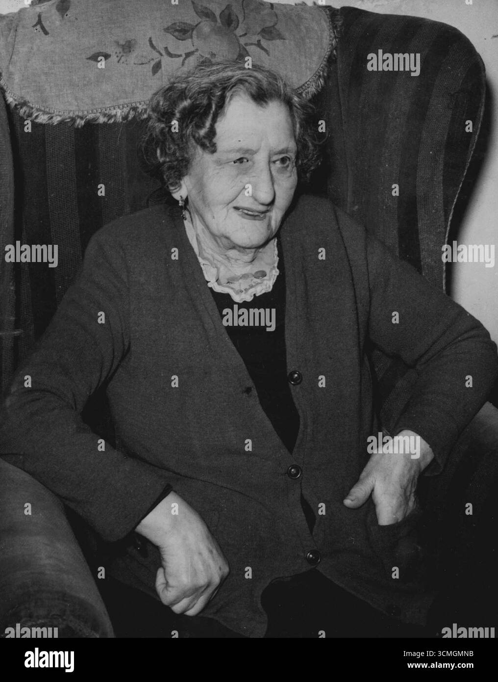 Amelia Brown aujourd'hui. Jack l'Éventreur je viens de recevoir des gens (10 mai) avec mon histoire de Jack l'Éventreur. Il n'y a qu'une seule erreur - il ne leur a pas coupé la gorge, il les a arrachés. Quand le gendarme Bob Spicer a voulu arrêter un médecin pour les meurtres - il avait du sang sur sa manche - ils se sont moqués de lui à la station et ont dit comment oser arrêter un médecin respectable. Bob a démissionné par dégoût et en a parlé jusqu'à sa mort. . . Qui sait - je pourrais avoir un colis australien. Je n'en ai pas eu. 10 mai 1950. (Photo de Reuterphoto) Banque D'Images