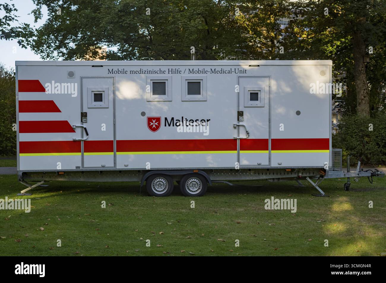 Borken, NRW, Allemagne, unité médicale mobile de malteser garée sur l'herbe, prête à offrir une assistance médicale Banque D'Images