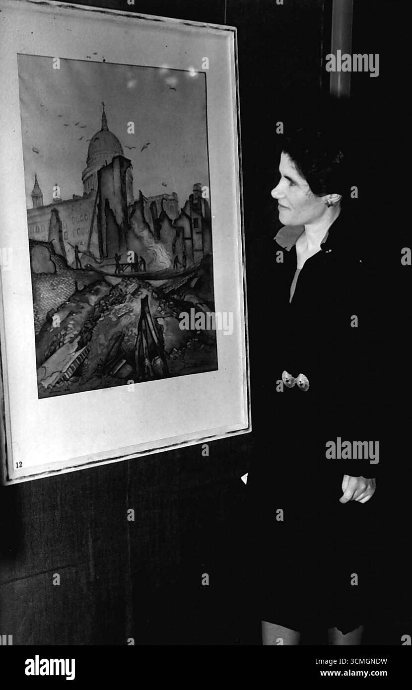 Images : Miss Bull regardant sa peinture 'City of London' 1941', à l'exposition.une exposition de plume et d'aquarelles en Grande-Bretagne et en Australie par Miss Norma Bull, intitulée 'Two Hemispheres' a eu lieu à Australia House (Londres).Norma Bull qui est un artiste officiel de guerre britannique, est membre de la Victorian Artists Society (Australie). 04 novembre 1947. (Photo par L.N.A) Banque D'Images