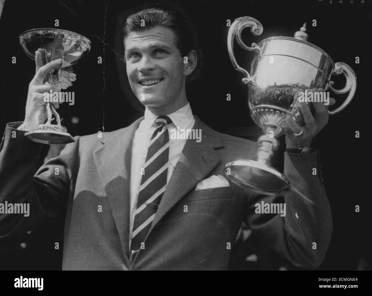 Patty bouge (sans moustache) avec trophées de Wimbledon. Le match a duré quatre ***** et dix minutes, le ***** . 18 juillet 1950. (Photo de Reuterphoto) Banque D'Images