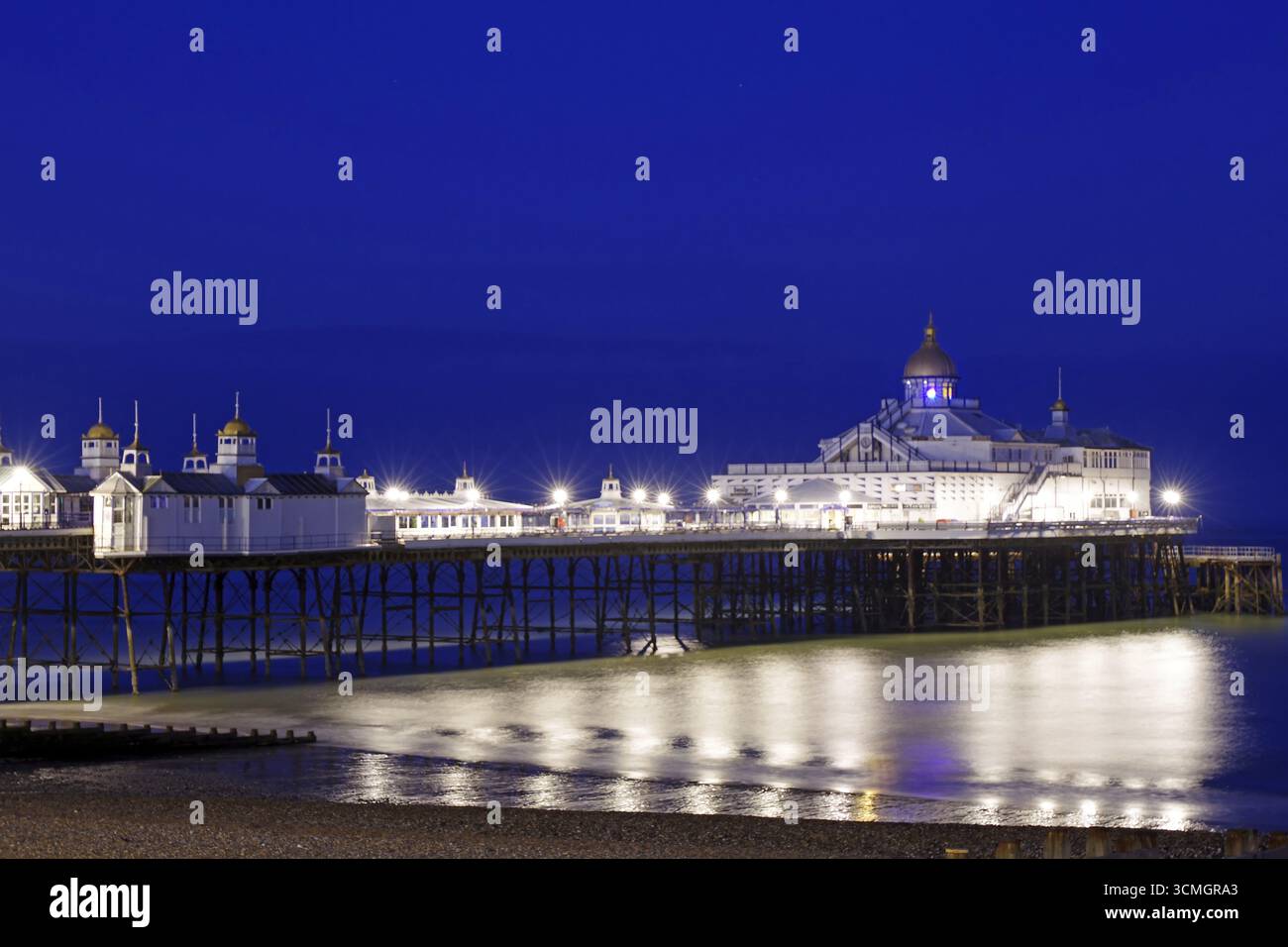 Jetée illuminée la nuit avec des lumières réfléchissantes dans l'eau, victorienne, Bournemouth, Angleterre, Grande-Bretagne Banque D'Images
