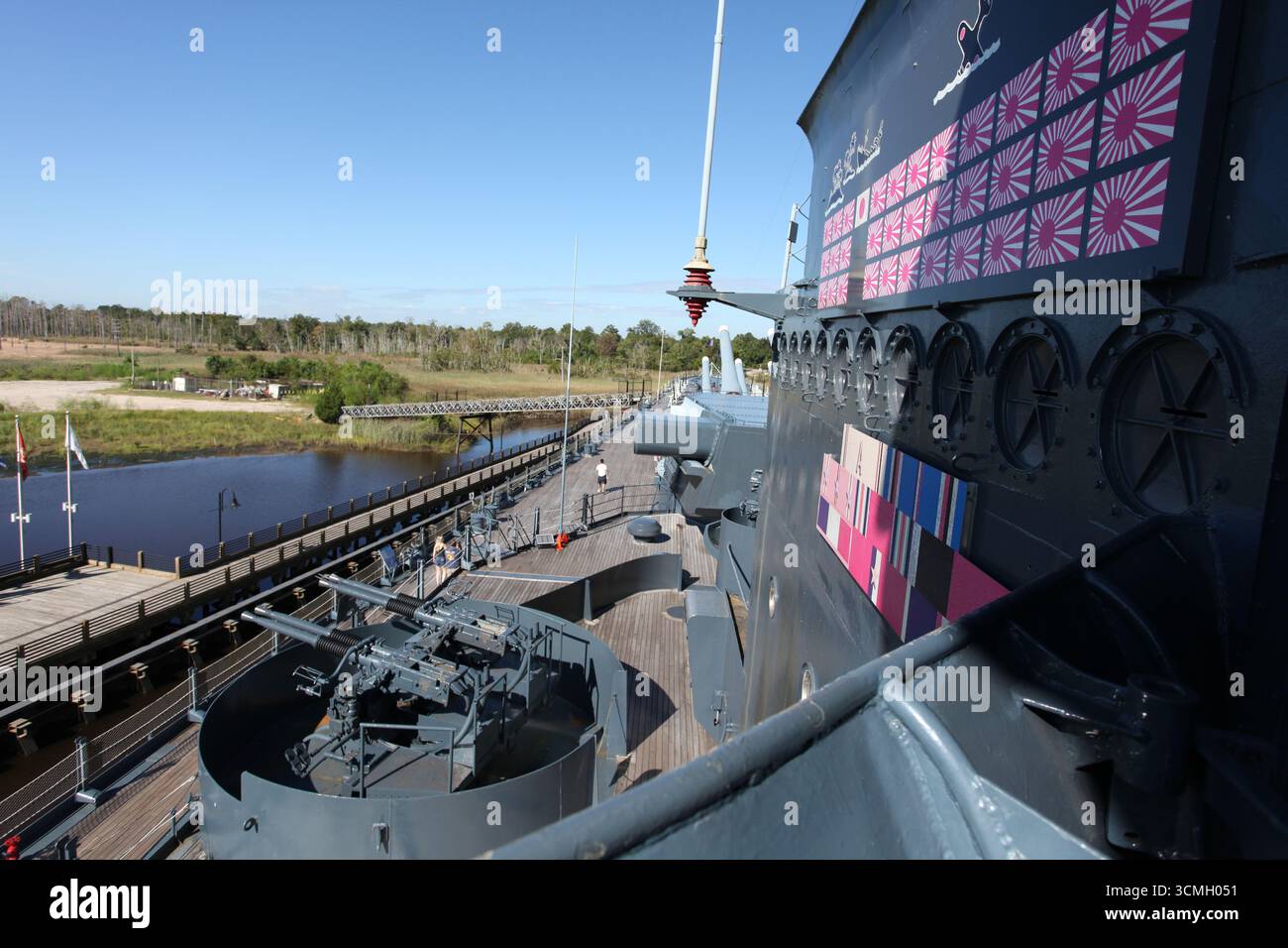 Avion japonais abattu représenté par des drapeaux à bord de l'USS North Carolina (BB-55) Banque D'Images