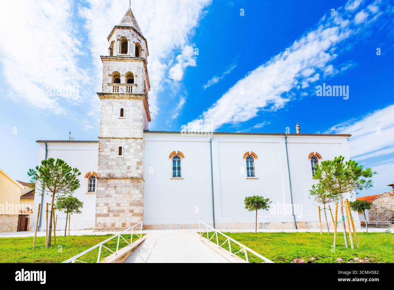 Architecture historique à Biograd, clocher de préparAnastasia et arrière-cour de l'église avec puits, Dalmatie, Croatie Banque D'Images