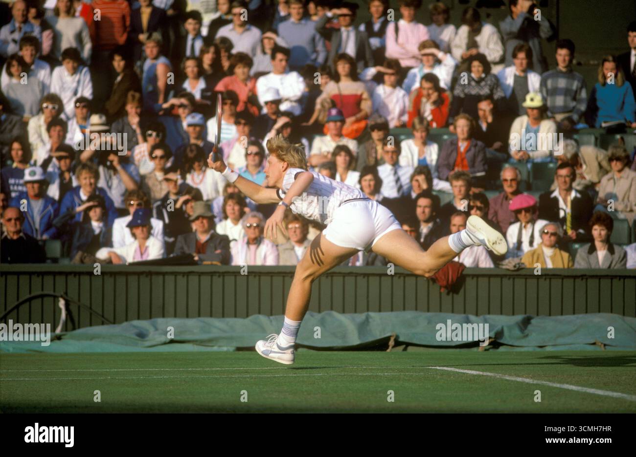 Boris Becker 7 juillet 1985 1980s UK. Boris joue au club de tennis de Wimbledon Lawn à l'âge de 17 ans. Action en dehors des tribunaux en compétition pour remporter la finale du tournoi Mens Singles. Il porte des chaussures de tennis Puma. HOMER SYKES Banque D'Images