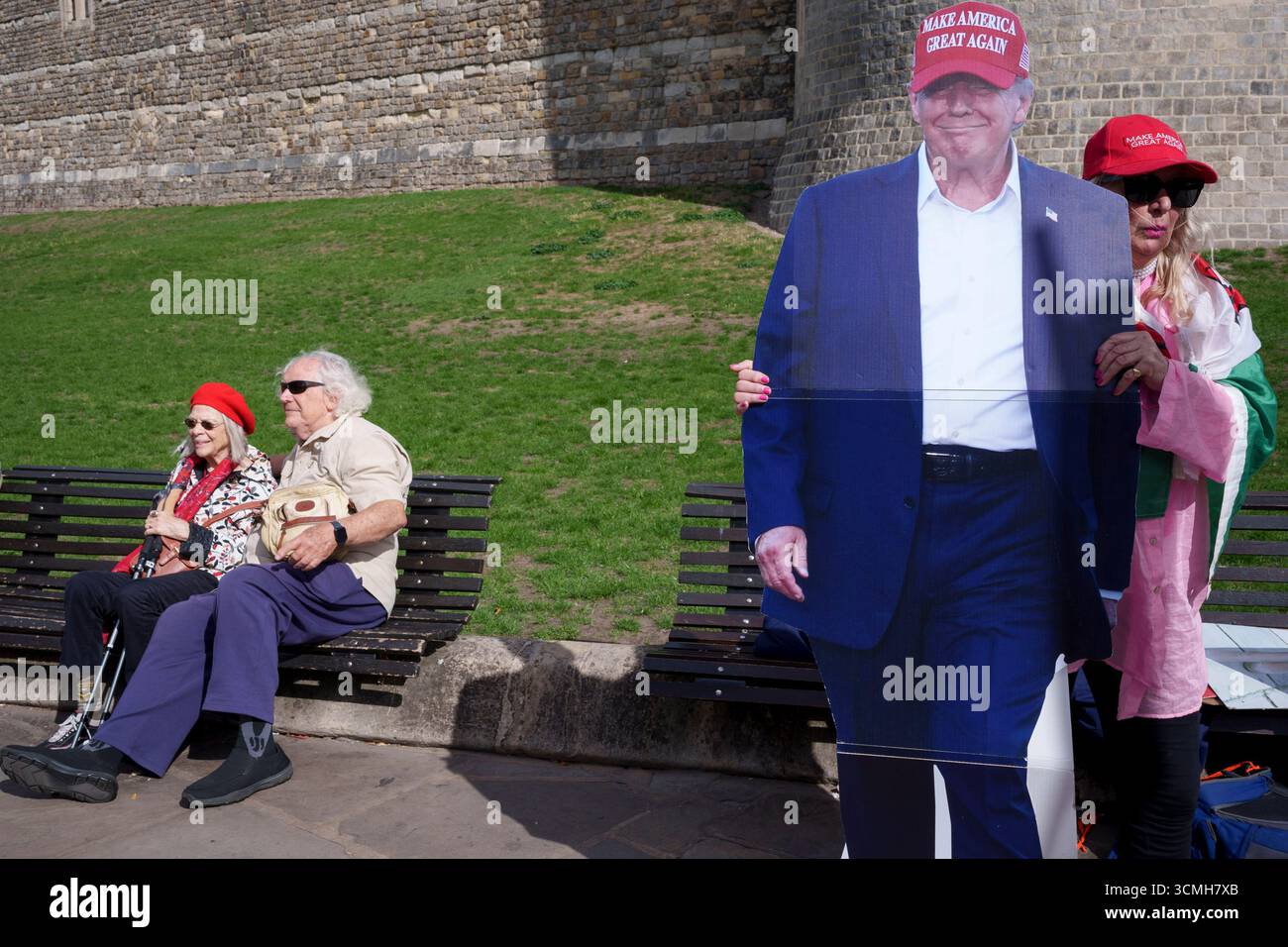 Alors que le président Donald Trump se prépare à se rendre par avion au Royaume-Uni pour sa visite d’État de trois jours, un défenseur de MAGA organise une coupure de crédit DE Trump à Windsor où il séjournera au château de Windsor avec des membres de la famille royale, le 16 septembre 2025, à Londres, en Angleterre. Banque D'Images