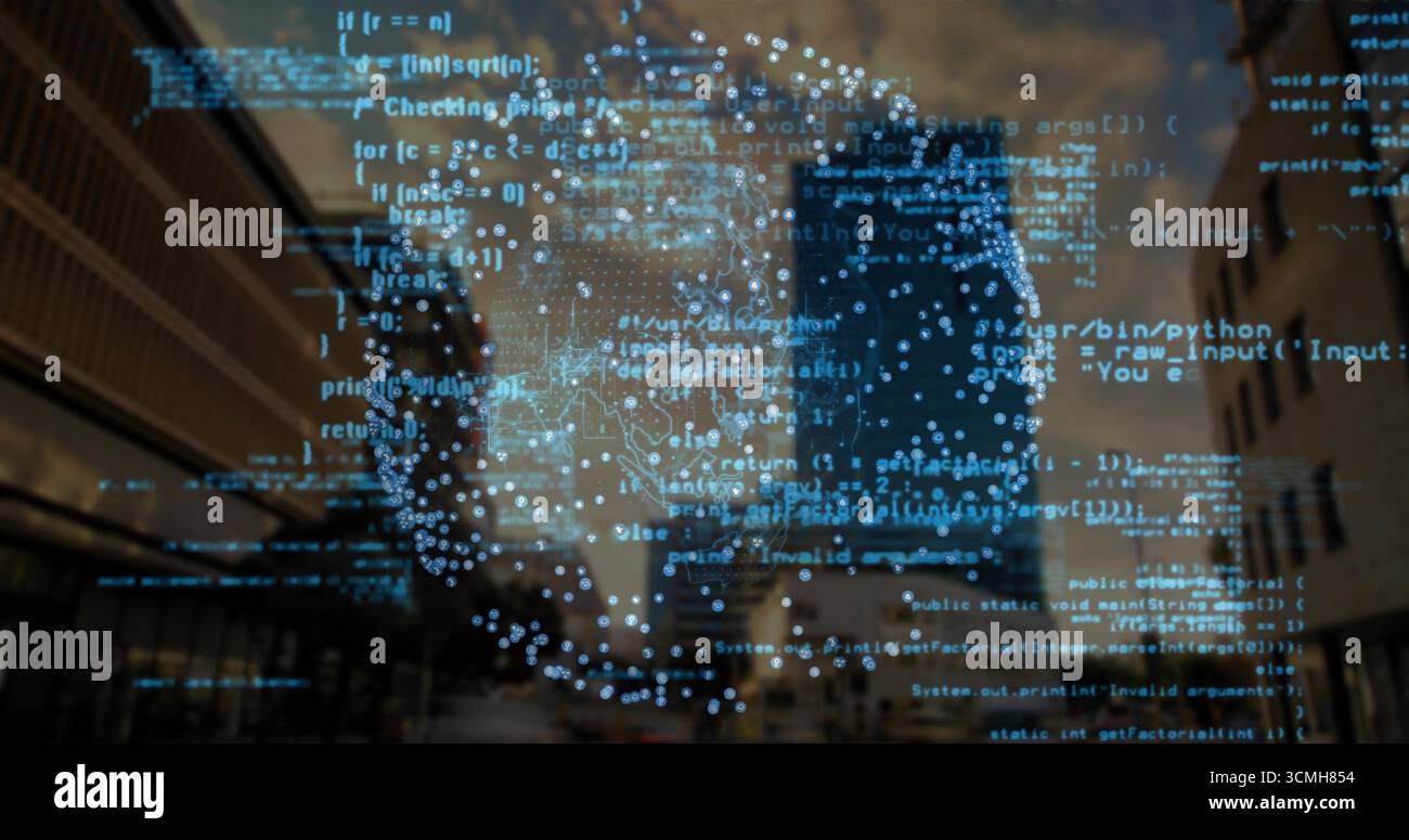 Globe numérique flottant dans la place urbaine au crépuscule, avec des nœuds de réseau, Python, code Java Banque D'Images