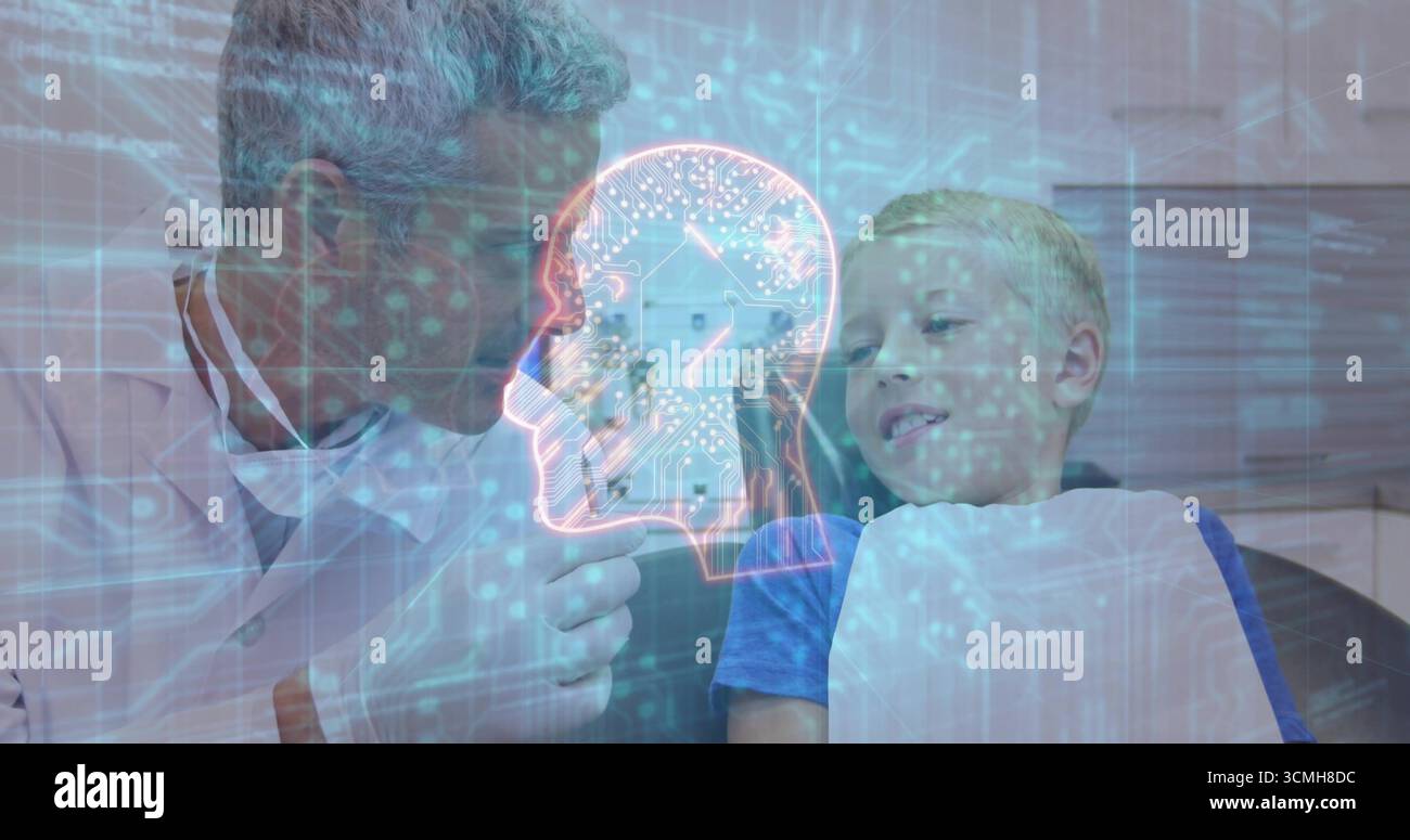 Examen du dentiste portant un manteau blanc penché vers l'enfant en bavoir à la clinique dentaire, recouvrement digital Banque D'Images