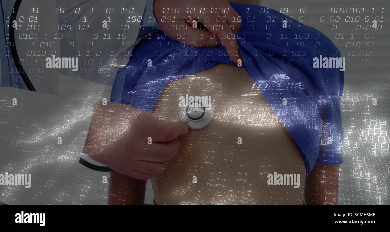 Médecin senior plaçant le stéthoscope sur la poitrine des garçons soulevant le T-shirt bleu à la table d'examen et code binaire Banque D'Images