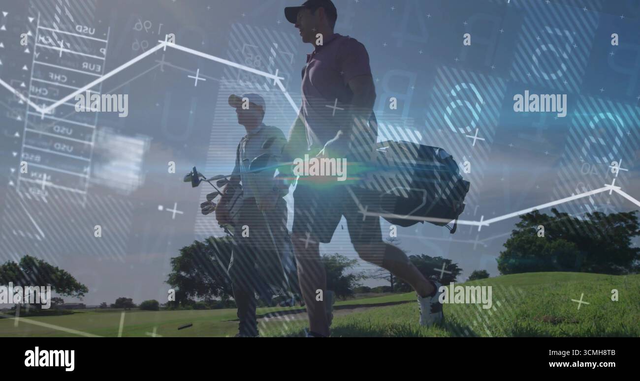 Marcher deux golfeurs portant des sacs, portant des casquettes de baseball, des baskets sur fairway, avec des données financières Banque D'Images