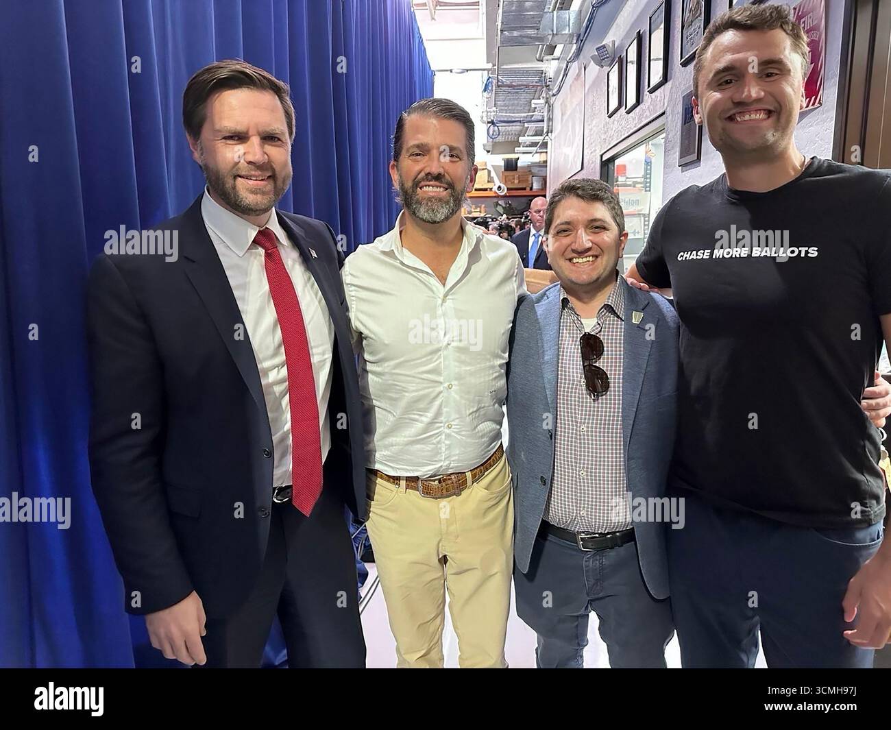 Cher Dieu, protégez Charlie dans son heure la plus sombre. - JD Vance sur Twitter, 10 septembre 2025 - JD Vance à gauche. Charlie Kirk à droite Banque D'Images