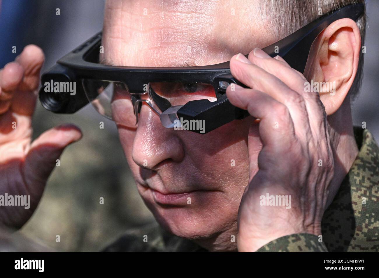 CORRECTS SOURCE FOR POOL - Russian President Vladimir Putin tries on the Strekoza (Dragonfly) thermal imaging goggles as he inspects Russian weapons and equipment during his visit to the Russian-Belarusian joint military drills "Zapad 2025" (West 2025) at the Mulino training ground in Nizhny Novgorod region, Russia, Tuesday, Sept. 16, 2025. (Sergey Bobylev/Sputnik, Kremlin Pool Photo via AP) Banque D'Images