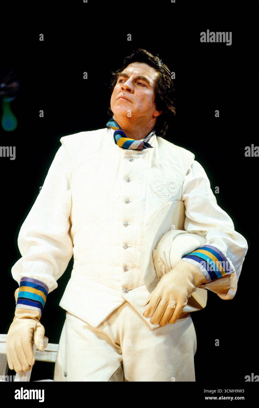 Alan Bates (Benedick) dans MUCH ADO ABOUT NOTHING de Shakespeare au Strand Theatre, Londres WC2 1989 musique : Stephen Oliver design : Mark Thompson éclairage : Davy Cunningham réalisateur : Elijah Moshinsky Banque D'Images