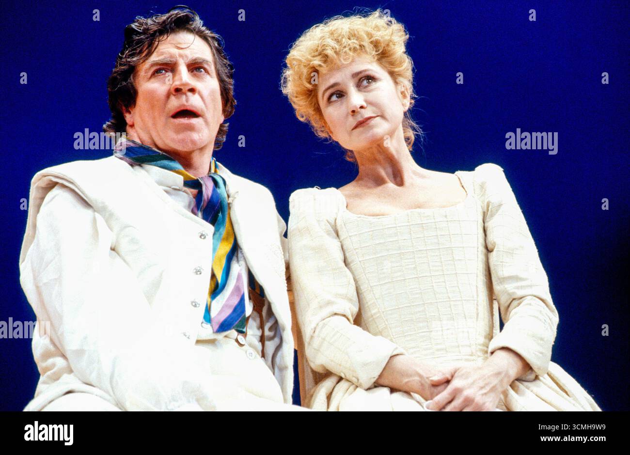 Alan Bates (Benedick), Felicity Kendal (Beatrice) dans MUCH ADO ABOUT NOTHING de Shakespeare au Strand Theatre, Londres WC2 1989 musique : Stephen Oliver design : Mark Thompson éclairage : Davy Cunningham réalisateur : Elijah Moshinsky Banque D'Images