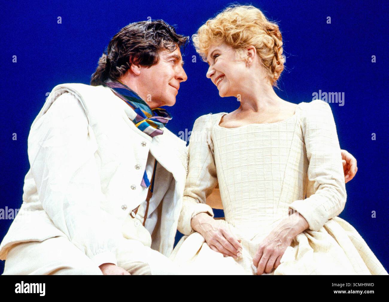 Alan Bates (Benedick), Felicity Kendal (Beatrice) dans MUCH ADO ABOUT NOTHING de Shakespeare au Strand Theatre, Londres WC2 1989 musique : Stephen Oliver design : Mark Thompson éclairage : Davy Cunningham réalisateur : Elijah Moshinsky Banque D'Images