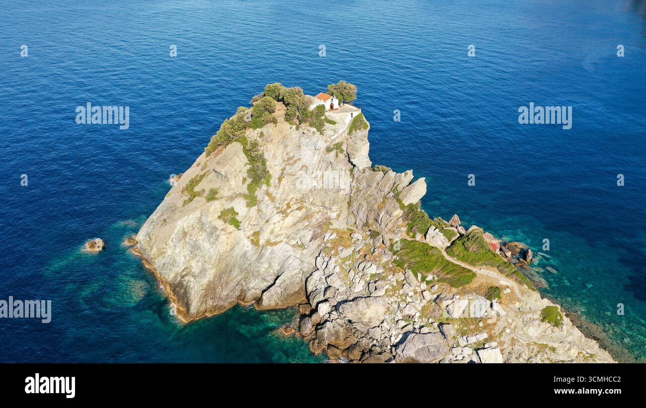 Une vue aérienne de la chapelle des préparateurs John (Ioannis), également connue sous le nom de chapelle Mamma Mia, sur l'île Skopelos Banque D'Images