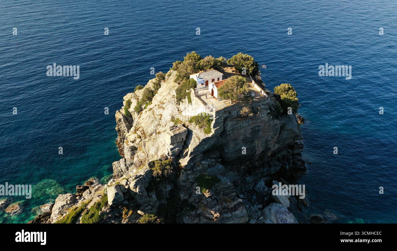 Une vue aérienne de la chapelle des préparateurs John (Ioannis), également connue sous le nom de chapelle Mamma Mia, sur l'île Skopelos Banque D'Images