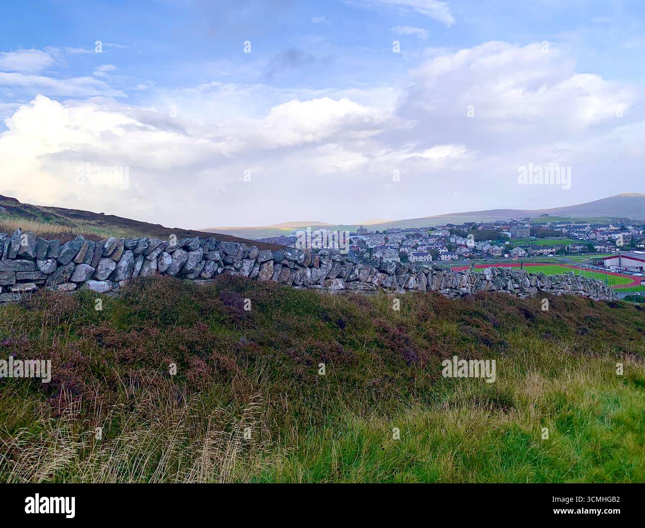 Shetland Islands aéroport piste avion atterrissage Lerwick queue route collines panneau routier agneau mouton eau mer bruyère montagnes montagne chemin gens - Image de stock capturée avec un smartphone