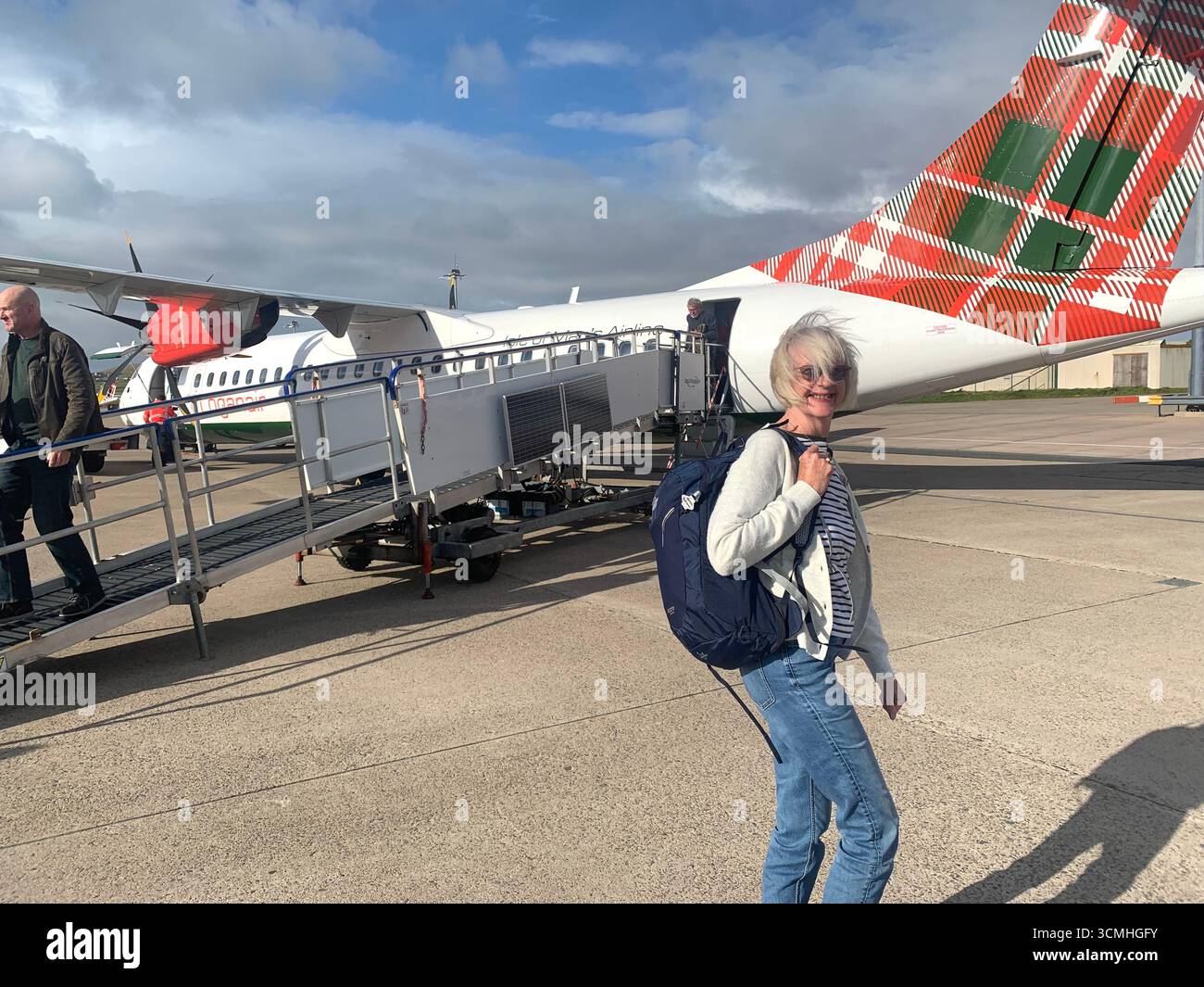 Aéroport des îles Shetland avion de piste atterrissage Lerwick queue Road Hills panneau routier Lamb Sheep eau mer bruyère Logan air avion drapeau écossais - Image de stock capturée avec un smartphone