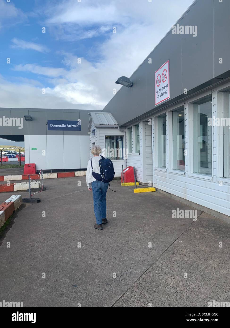 Îles Shetland aéroport piste avion atterrissage Lerwick queue route collines panneau routier agneau mouton eau mer bruyère Logan air aéroport Écosse drapeau T - Image de stock capturée avec un smartphone