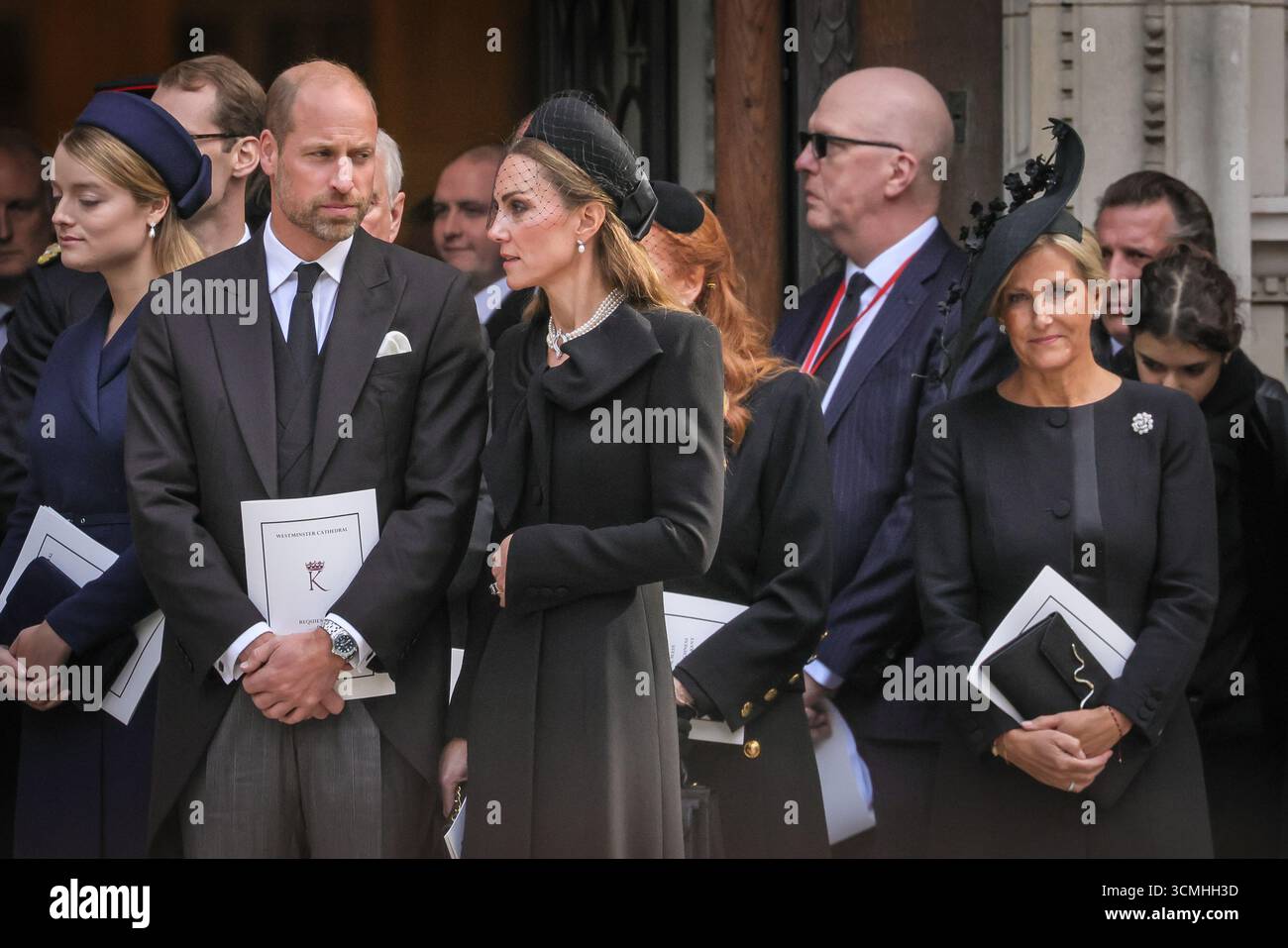 Londres, Royaume-Uni. 16 septembre 2025. Prince William, Princesse Catherine, Sophy Duchesse d'Édimbourg. SAR le roi Charles III, le prince et la princesse de Galles le prince William et la princesse Catherine, Anne la princesse Royale, le prince Andrew le duc et la duchesse d'York, le prince Michael de Kent et d'autres membres de la famille royale rendent tous leurs derniers respects alors que le cercueil est porté au corbillard. Ils partent ensuite de la cathédrale de Westminster après la messe a requiem, un service funéraire catholique tenu pour la duchesse de Kent, décédée le 4 septembre. Crédit : Imageplotter/Alamy Live News Banque D'Images