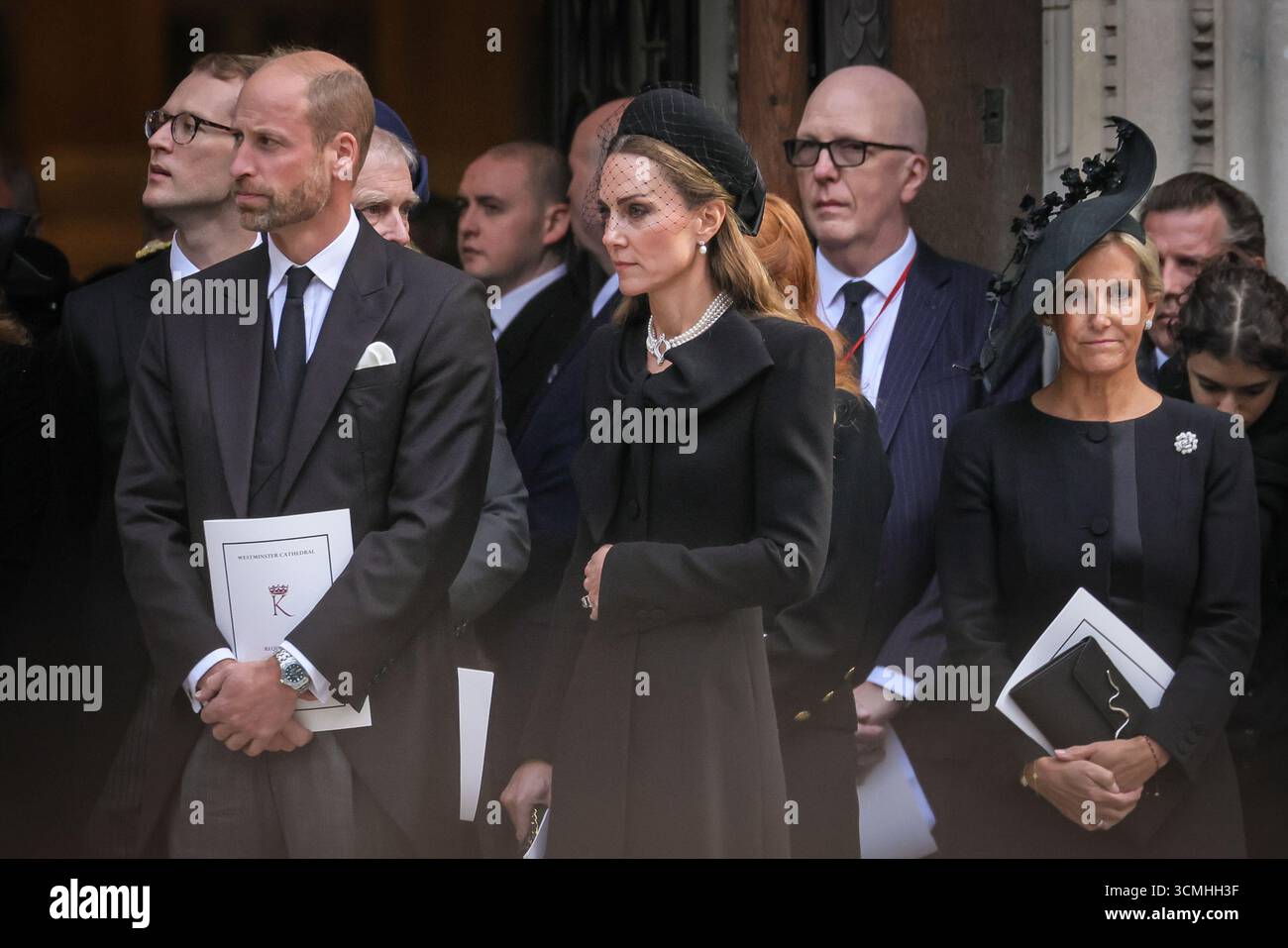 Londres, Royaume-Uni. 16 septembre 2025. Prince William, Princesse Catherine, Sophy Duchesse d'Édimbourg. SAR le roi Charles III, le prince et la princesse de Galles le prince William et la princesse Catherine, Anne la princesse Royale, le prince Andrew le duc et la duchesse d'York, le prince Michael de Kent et d'autres membres de la famille royale rendent tous leurs derniers respects alors que le cercueil est porté au corbillard. Ils partent ensuite de la cathédrale de Westminster après la messe a requiem, un service funéraire catholique tenu pour la duchesse de Kent, décédée le 4 septembre. Crédit : Imageplotter/Alamy Live News Banque D'Images