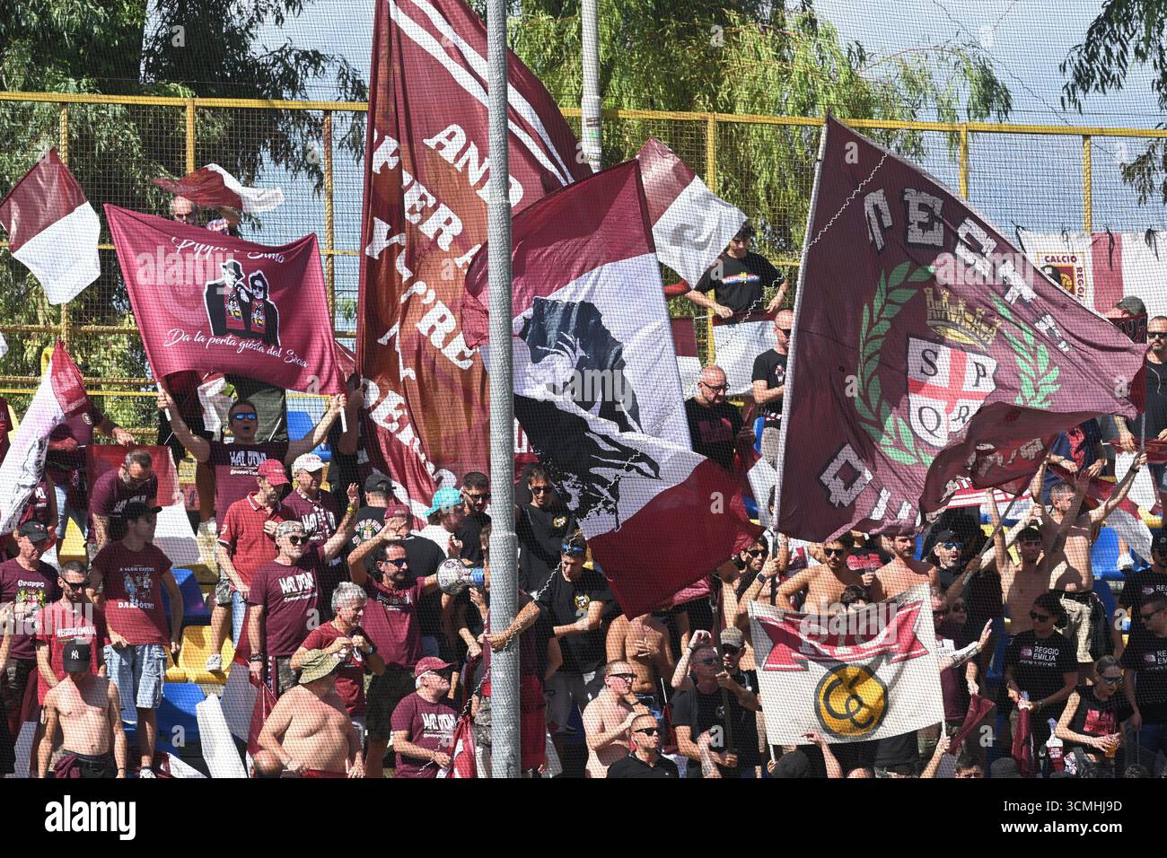 Castellamare Di Stabia, Italie. 13 septembre 2025. 9/13/2025 la courbe des fans de la Juve Stabia lors de la Serie BKT entre AC Reggiana19191 vs AC Reggiana 1919 au stade Romeo menti le 13 septembre 2025 à Castellamare di Stabia, Italie. (Photo par Agostino Gemito/Pacific Press/Sipa USA) crédit : Sipa USA/Alamy Live News Banque D'Images