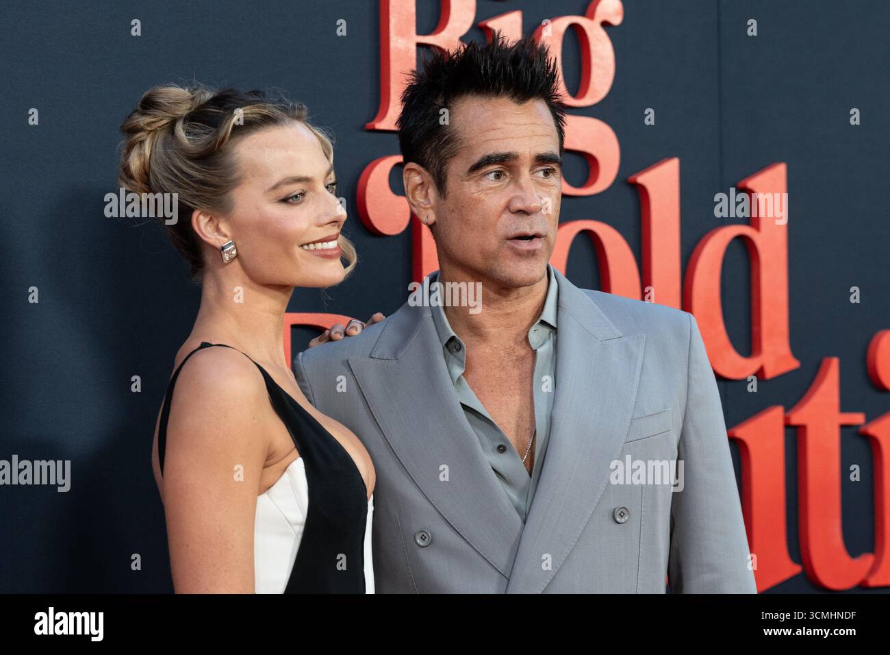 New York, États-Unis. 15 septembre 2025. Margot Robbie vêtue d'une robe de Manfred Thierry Mugler et Colin Farrell assiste à la première du film 'A Big Bold Beautiful Journey' à l'AMC Lincoln Square à New York, NY, le 15 septembre 2025. (Photo de Lev Radin/Sipa USA) crédit : Sipa USA/Alamy Live News Banque D'Images