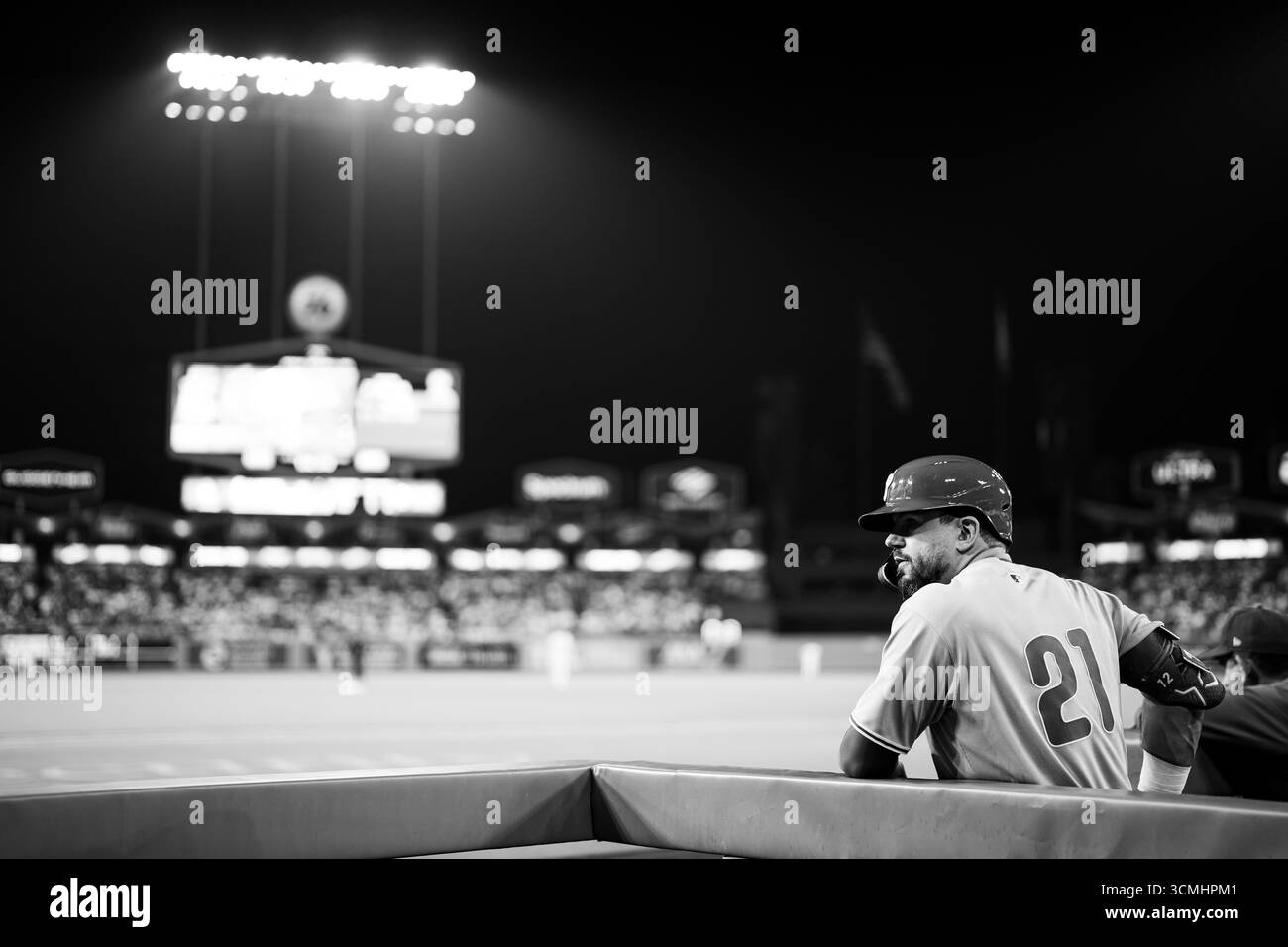 Kyle Schwarber (12 ans), joueur de l'Outfielder des Philadelphia Phillies, portant le maillot 21 Roberto Clemente, lors d'un match de la MLB contre les Dodgers de Los Angeles, le lundi 15 septembre 2025, au Dodger Stadium, à Los Angeles, EN CALIFORNIE, les Phillies ont battu les Dodgers 6-5 en 10 manches. (Jon Endow/image du sport) Banque D'Images