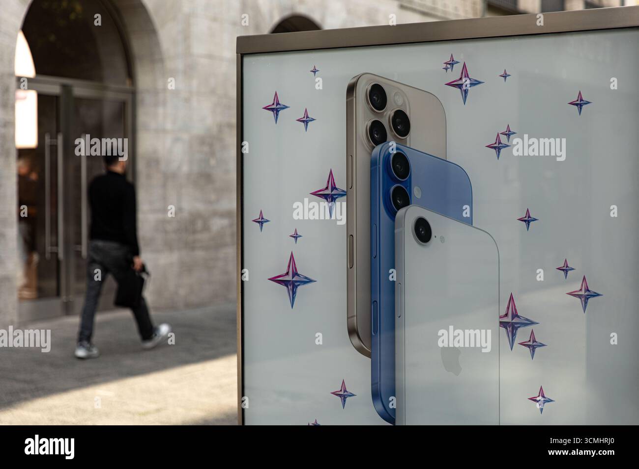Les clients sont passés devant le magasin phare d'Apple sur Kurfürstendamm à Berlin le mardi 16 septembre 2025, alors que la société se préparait à lancer sa nouvelle gamme d'iPhone 17 plus tard cette semaine. Apple a déclaré que l'iPhone 17, l'iPhone 17 Pro et l'iPhone 17 Pro Max seront disponibles en Allemagne et sur d'autres marchés majeurs à partir du vendredi 19 septembre. Précommandes ouvertes la semaine dernière. Le lancement de la dernière série de smartphones d'Apple devrait attirer de longues files d'attente dans les magasins Apple du monde entier, poursuivant ainsi la tradition de déploiement de produits de haut niveau de l'entreprise. Les nouveaux appareils, dévoilés lors du keynote d'Apple en septembre Banque D'Images