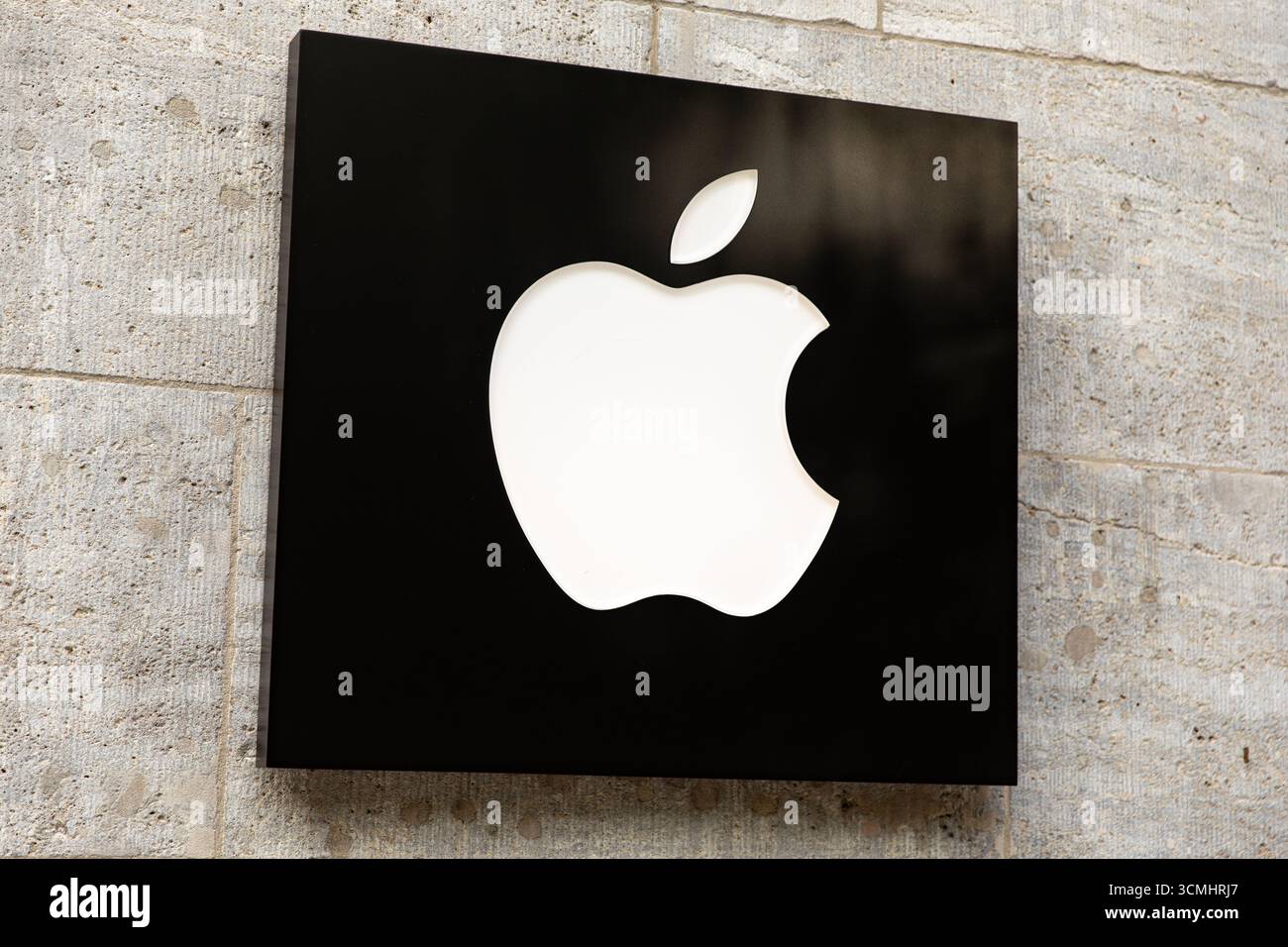 Les clients sont passés devant le magasin phare d'Apple sur Kurfürstendamm à Berlin le mardi 16 septembre 2025, alors que la société se préparait à lancer sa nouvelle gamme d'iPhone 17 plus tard cette semaine. Apple a déclaré que l'iPhone 17, l'iPhone 17 Pro et l'iPhone 17 Pro Max seront disponibles en Allemagne et sur d'autres marchés majeurs à partir du vendredi 19 septembre. Précommandes ouvertes la semaine dernière. Le lancement de la dernière série de smartphones d'Apple devrait attirer de longues files d'attente dans les magasins Apple du monde entier, poursuivant ainsi la tradition de déploiement de produits de haut niveau de l'entreprise. Les nouveaux appareils, dévoilés lors du keynote d'Apple en septembre Banque D'Images