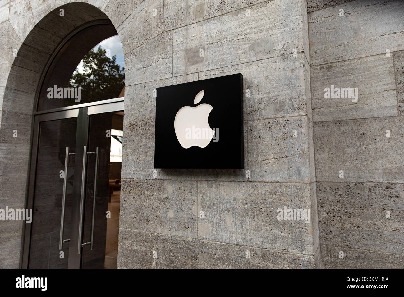 Les clients sont passés devant le magasin phare d'Apple sur Kurfürstendamm à Berlin le mardi 16 septembre 2025, alors que la société se préparait à lancer sa nouvelle gamme d'iPhone 17 plus tard cette semaine. Apple a déclaré que l'iPhone 17, l'iPhone 17 Pro et l'iPhone 17 Pro Max seront disponibles en Allemagne et sur d'autres marchés majeurs à partir du vendredi 19 septembre. Précommandes ouvertes la semaine dernière. Le lancement de la dernière série de smartphones d'Apple devrait attirer de longues files d'attente dans les magasins Apple du monde entier, poursuivant ainsi la tradition de déploiement de produits de haut niveau de l'entreprise. Les nouveaux appareils, dévoilés lors du keynote d'Apple en septembre Banque D'Images