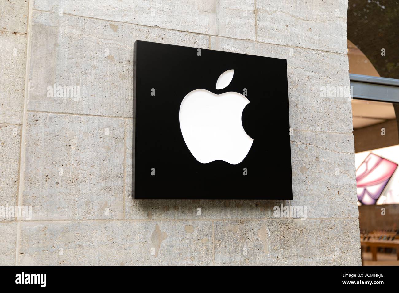 Les clients sont passés devant le magasin phare d'Apple sur Kurfürstendamm à Berlin le mardi 16 septembre 2025, alors que la société se préparait à lancer sa nouvelle gamme d'iPhone 17 plus tard cette semaine. Apple a déclaré que l'iPhone 17, l'iPhone 17 Pro et l'iPhone 17 Pro Max seront disponibles en Allemagne et sur d'autres marchés majeurs à partir du vendredi 19 septembre. Précommandes ouvertes la semaine dernière. Le lancement de la dernière série de smartphones d'Apple devrait attirer de longues files d'attente dans les magasins Apple du monde entier, poursuivant ainsi la tradition de déploiement de produits de haut niveau de l'entreprise. Les nouveaux appareils, dévoilés lors du keynote d'Apple en septembre Banque D'Images